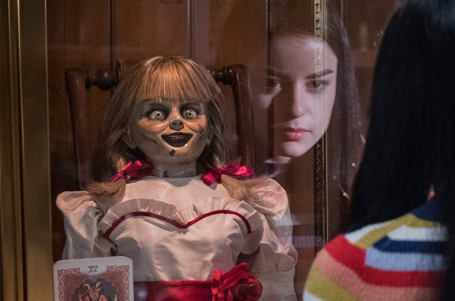 映画 アナベル 死霊博物館 恐怖の アナベル人形 再び ウォーレン夫妻の保管室に呪いが放たれる ファッションプレス