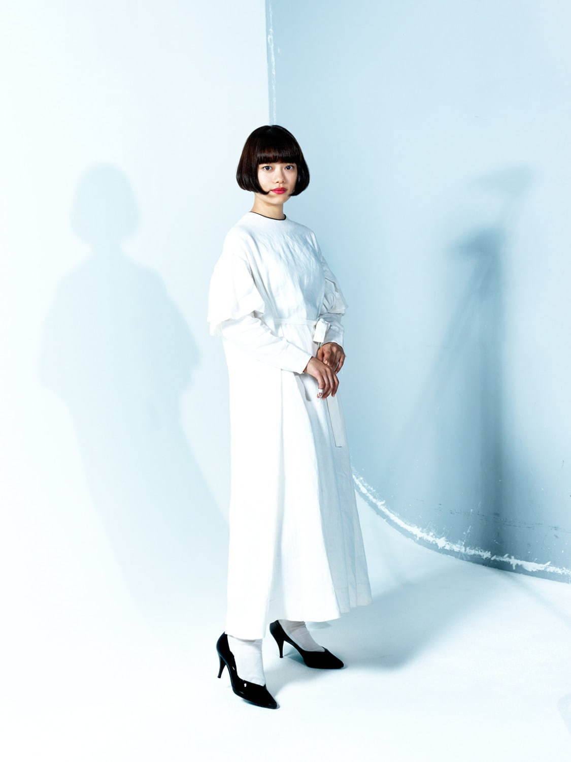 ドレス：キャピュレットドレス 39,000円＜ドゥーブルメゾン(DOUBLE MAISON)＞、
靴・アクセサリー・スタイリスト 私物
スタイリスト：山本マナ