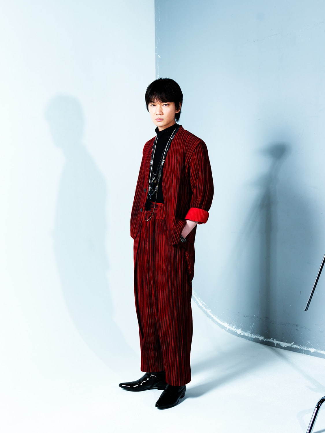 ジャケット 56,000円＋税、パンツ 44,000円＋税＜ともにオム プリッセ イッセイ ミヤケ(HOMME PLISSÉ ISSEY MIYAKE)＞
スタイリスト：申谷弘美
