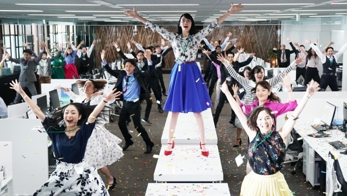映画 ダンスウィズミー 矢口史靖監督初のミュージカルコメディ 三吉彩花が歌って踊る ファッションプレス