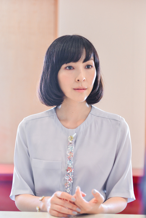 映画 ラブ ピース 出演 麻生久美子が語る 衣裳の裏話から美容の秘訣 ファッションプレス 映画 ラブ ピース 出演 麻生久美子が語る 衣裳の裏話から美容の秘訣 ファッションプレス