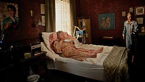 映画 リザとキツネと恋する死者たち 奇妙なサスペンスと恋愛模様がハラハラを誘う大人のおとぎ話 ファッションプレス 映画 リザとキツネと恋する死者たち 奇妙なサスペンスと恋愛模様がハラハラを誘う大人のおとぎ話 ファッションプレス