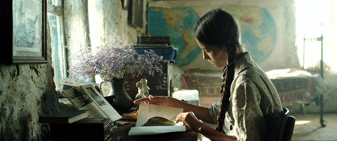 ロシア映画『草原の実験』全編セリフ無し、美しい映像と緻密な音響設計で描く異色作 | 写真