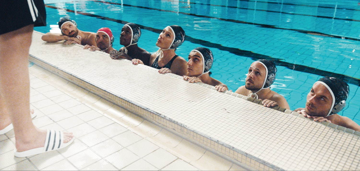 仏映画 シャイニー シュリンプス ゲイの弱小水球チームの奮闘劇をコミカルに描く ファッションプレス