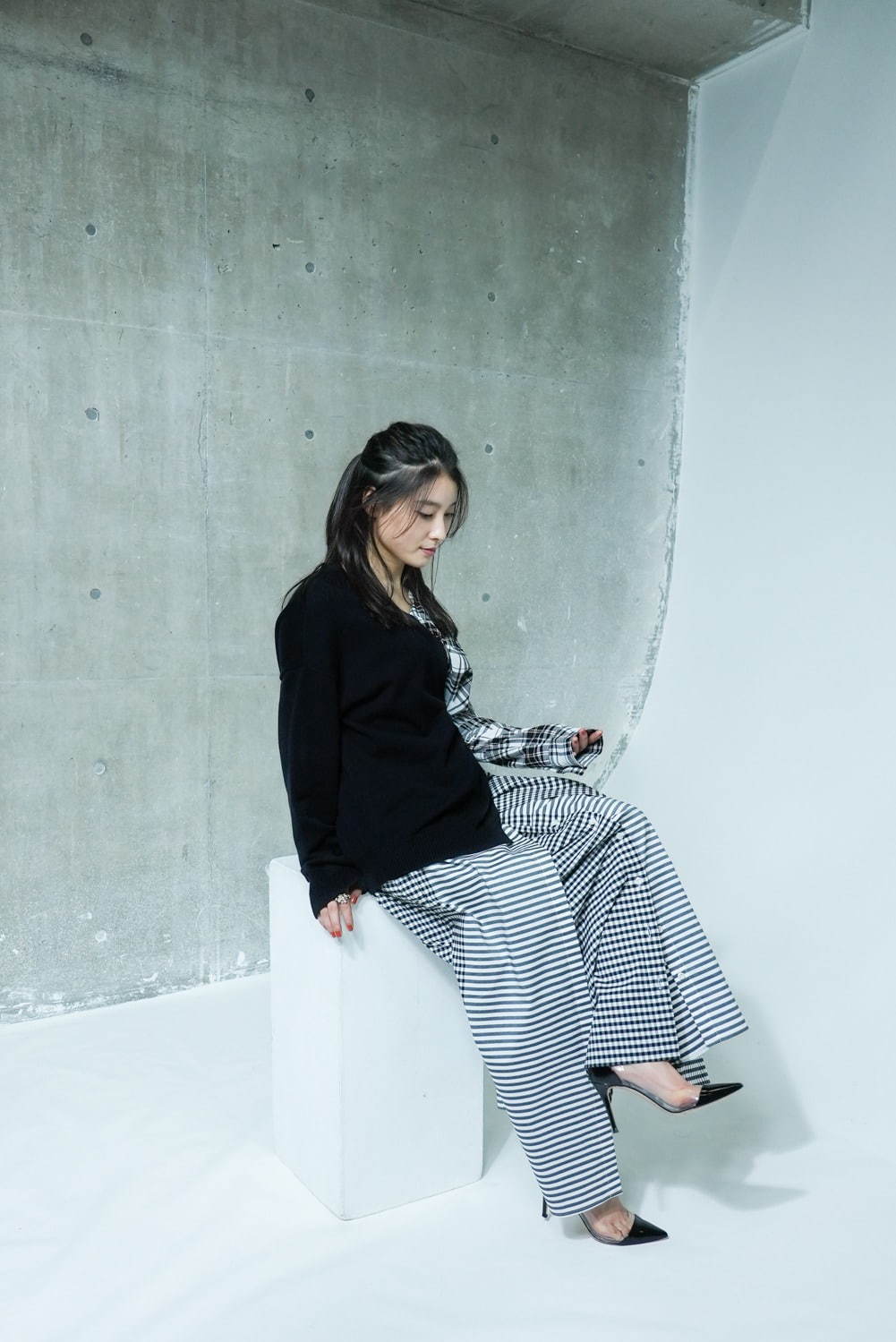 ＜着用ブランド＞
・トップス 38,000円、スカート 37,000円 ともにエズミ(EZUMi)
問い合わせ先：Ri Design.Ltd／TEL03-6447-1264
・イヤーカフ 14,000円、リング 25,000円 ともにe.m.(イー・エム)
問い合わせ先：e.m.表参道店／TEL：03-5785-0760
・シューズ 91,000円 ジャンヴィト ロッシ(Gianvito Rossi)
問い合わせ先：ジャンヴィト ロッシ ジャパン／TEL：03-3403-5564
スタイリスト：藤本大輔(tas)