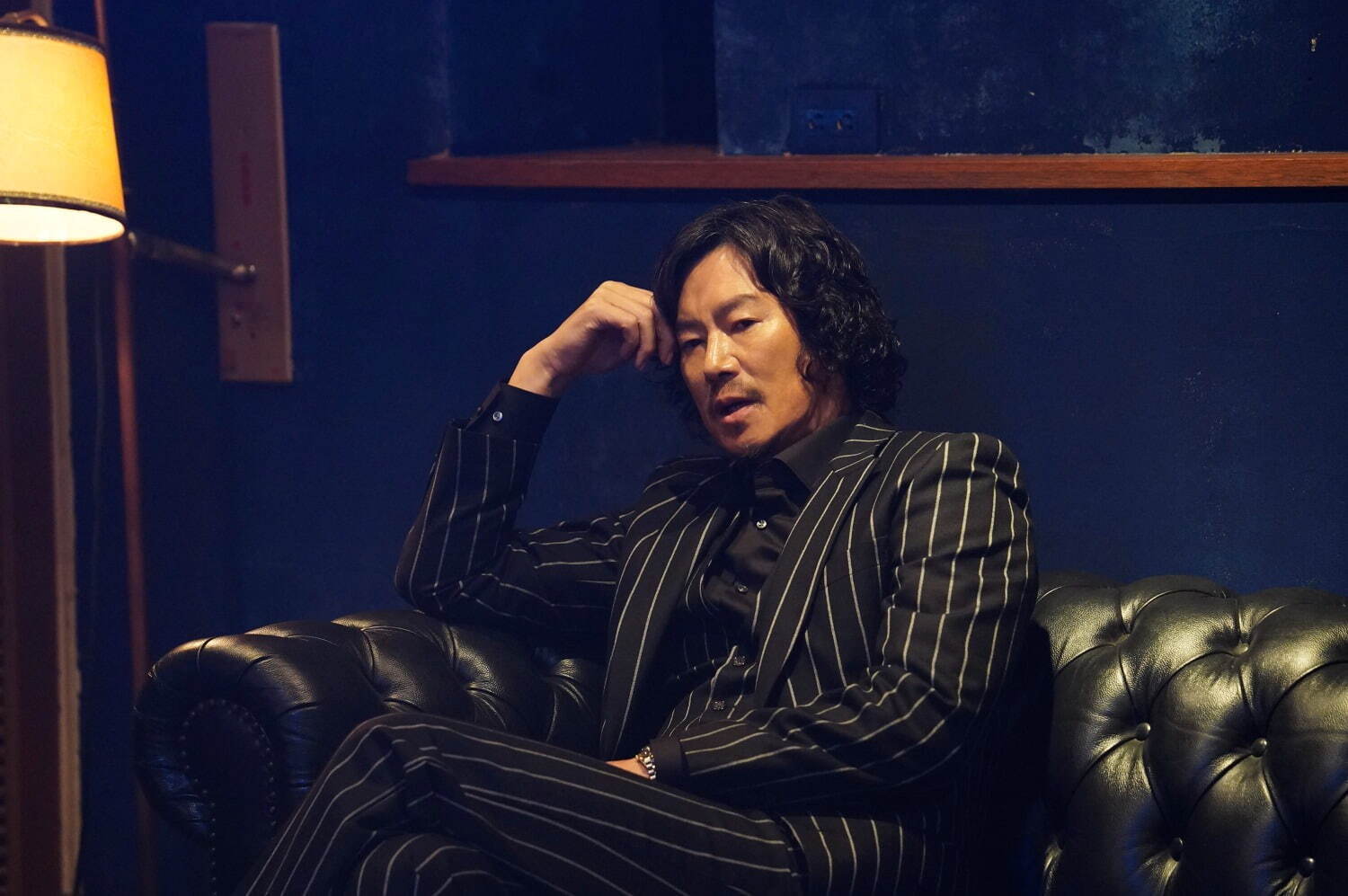 映画 鳩の撃退法 主演 藤原竜也が天才小説家に 観客参加型謎解きエンター 転 メント ファッションプレス