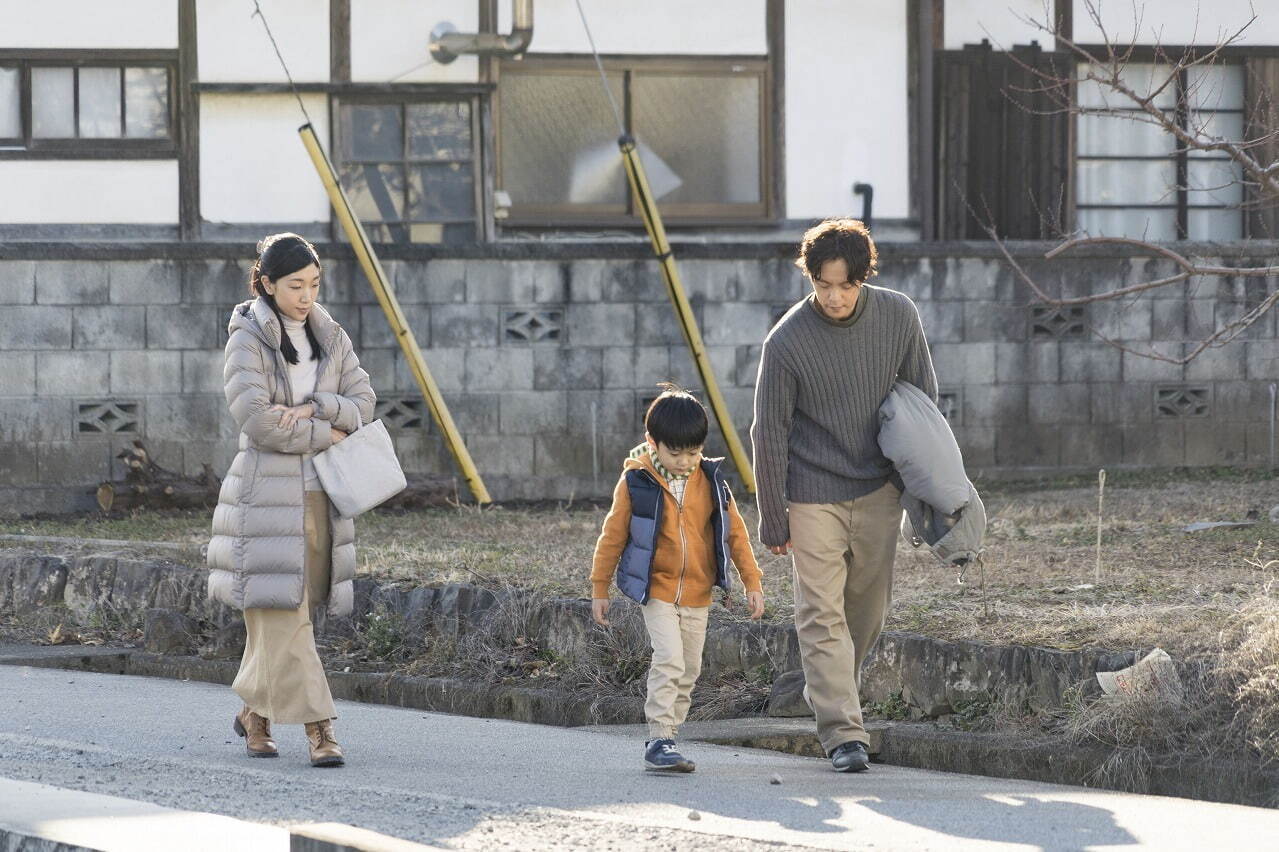 映画『ある男』妻夫木聡主演で平野啓一郎の小説を実写化、“他人として生きた男”を巡る感動ミステリー - ファッションプレス