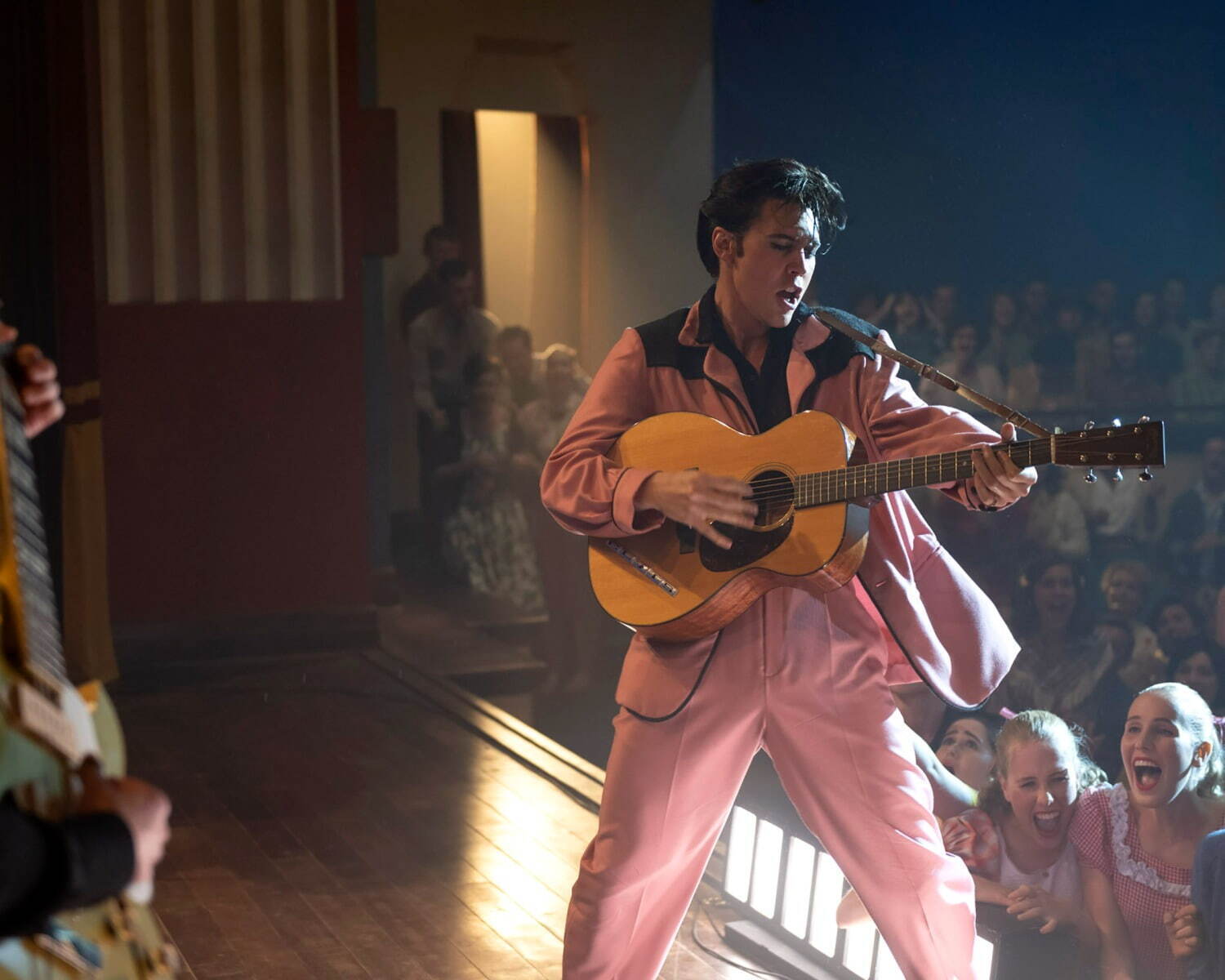 AUSTIN BUTLER as Elvis in Warner Bros. Pictures’ drama “ELVIS,” a Warner Bros. Pictures release.
Photo by Hugh Stewart