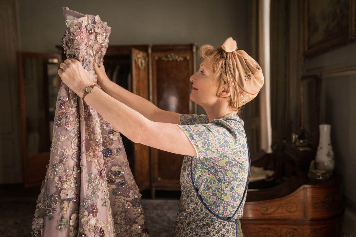 映画『ミセス・ハリス、パリへ行く』ディオールのドレスを夢見る家政婦