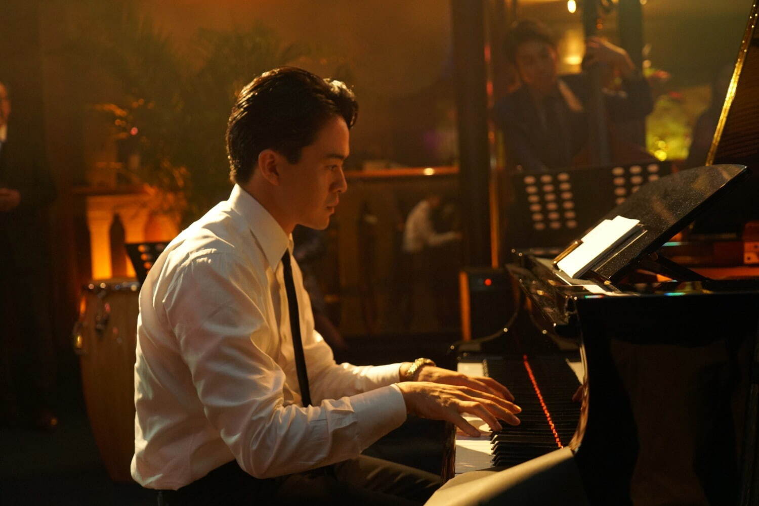 映画『白鍵と黒鍵の間に』主演・池松壮亮が一人二役、二人のピアニストの運命が大きく狂い出す一夜の物語 | 写真
