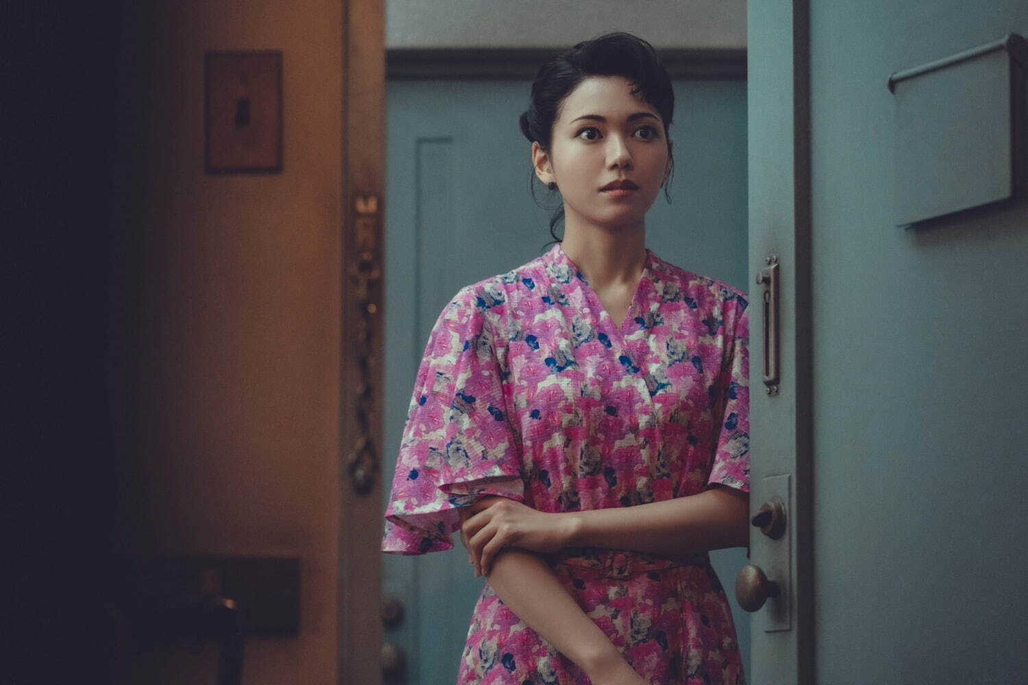遠い山なみの光 - 写真4