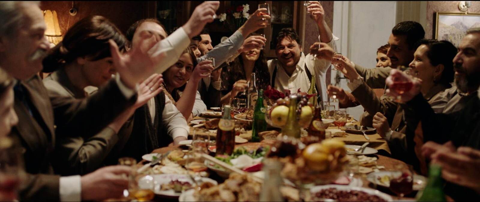 『アメリカッチ コウノトリと幸せな食卓』場面カット｜写真1
