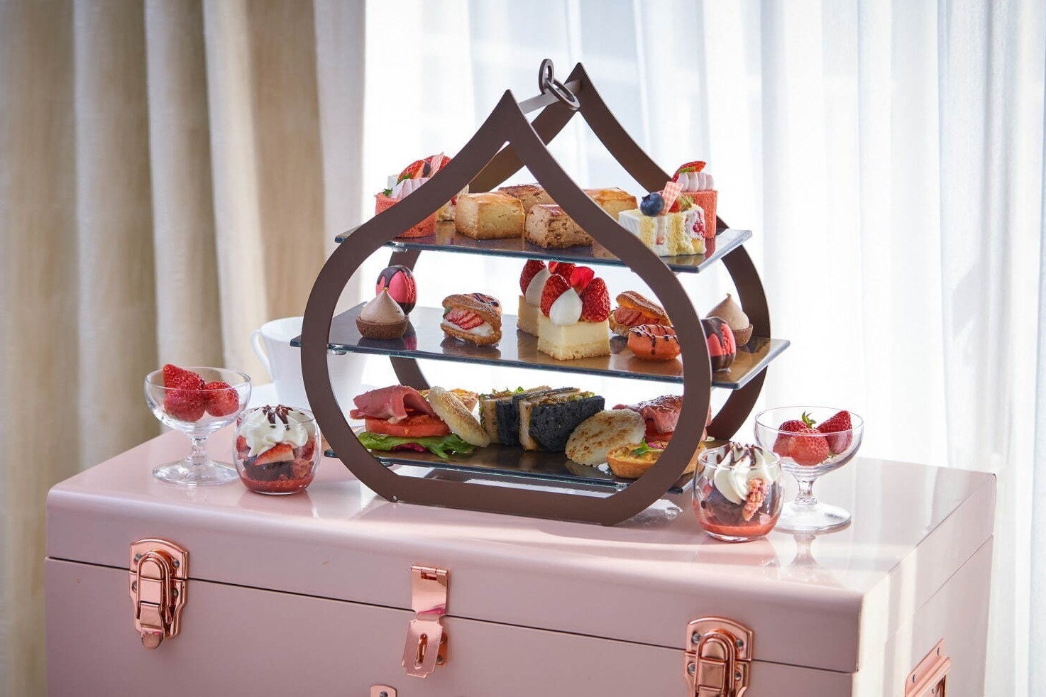 お台場｜ヒルトン東京お台場“いちご尽くし”宿泊プラン、室内で楽しむストロベリーアフタヌーンティーなど