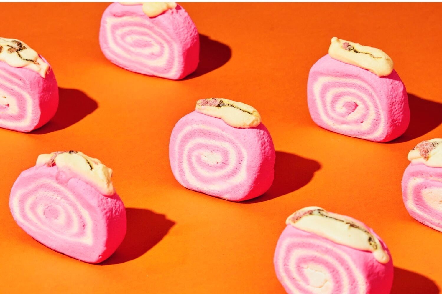 ラッシュ23年春バスアイテム、まるでロールケーキ？！“桜の塩漬け付き”渦巻きバブルバーなど