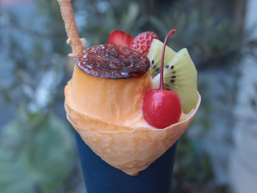 「<うれしいプリン屋さんマハカラ(東京・中目黒)>クレープリン」(1個) 968円