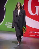 JW アンダーソン 2023年秋冬コレクション、過去の自分を通して“未来”を見据える｜写真23