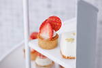 コンラッド大阪の苺アフタヌーンティー第2弾、“生クリーム×苺”のタルトやシュークリーム｜写真3