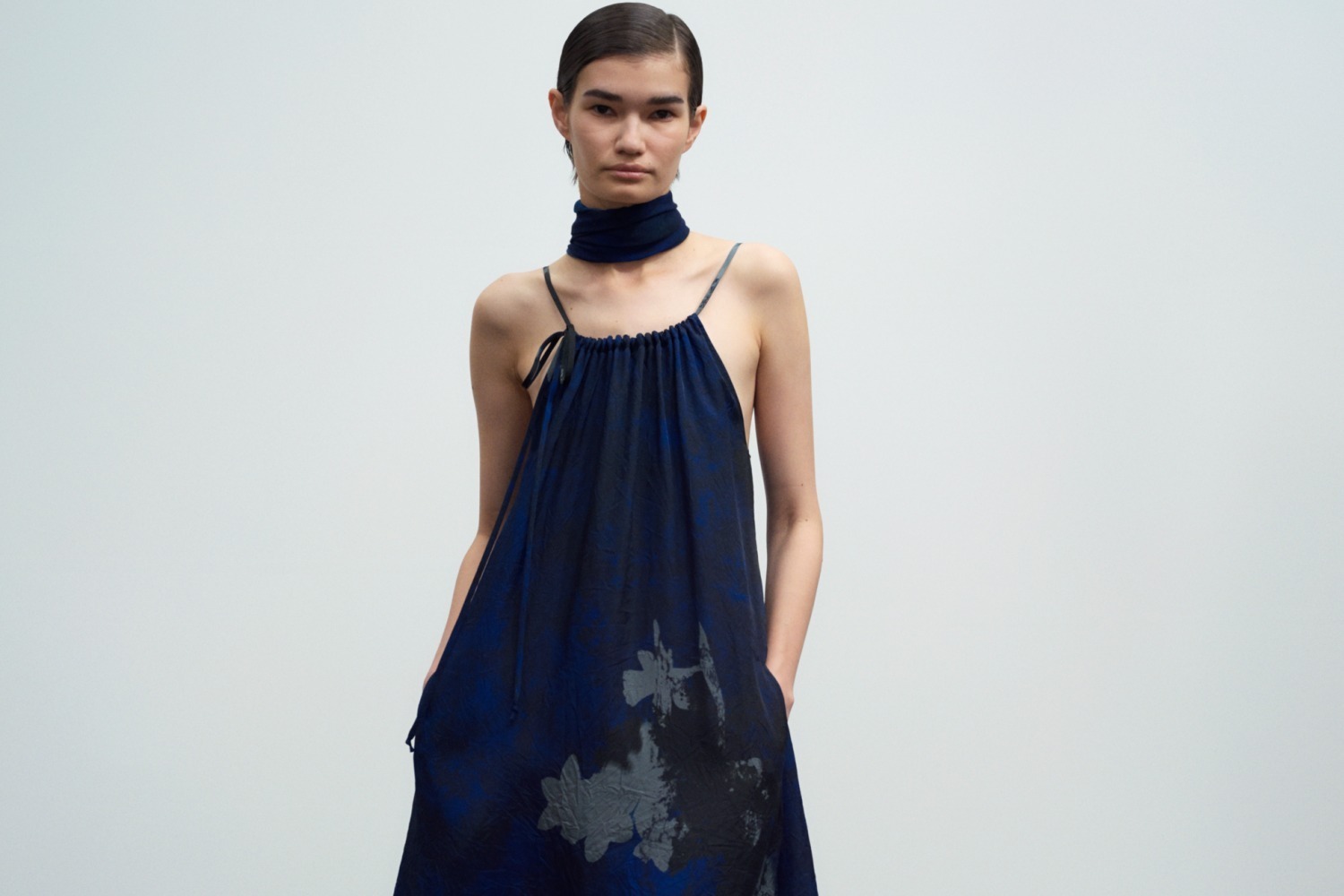 Y's“水仙の花”プリントのキャミソールドレスやシャツ、古着のようなデニムドレスも