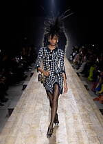 モスキーノ 2023年秋冬コレクション - シュルレアリスムとパンクで表す“歪みのあるドラマ”｜写真3