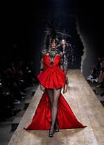 モスキーノ 2023年秋冬コレクション - シュルレアリスムとパンクで表す“歪みのあるドラマ”｜写真42