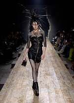 モスキーノ 2023年秋冬コレクション - シュルレアリスムとパンクで表す“歪みのあるドラマ”｜写真8