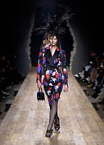 モスキーノ 2023年秋冬コレクション - シュルレアリスムとパンクで表す“歪みのあるドラマ”｜写真13