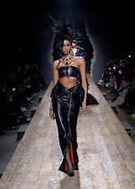 モスキーノ 2023年秋冬コレクション - シュルレアリスムとパンクで表す“歪みのあるドラマ”｜写真48