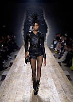 モスキーノ 2023年秋冬コレクション - シュルレアリスムとパンクで表す“歪みのあるドラマ”｜写真6