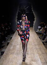 モスキーノ 2023年秋冬コレクション - シュルレアリスムとパンクで表す“歪みのあるドラマ”｜写真17