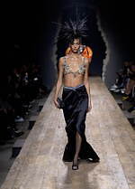 モスキーノ 2023年秋冬コレクション - シュルレアリスムとパンクで表す“歪みのあるドラマ”｜写真40