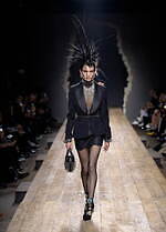 モスキーノ 2023年秋冬コレクション - シュルレアリスムとパンクで表す“歪みのあるドラマ”｜写真31