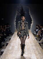 モスキーノ 2023年秋冬コレクション - シュルレアリスムとパンクで表す“歪みのあるドラマ”｜写真5