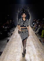 モスキーノ 2023年秋冬コレクション - シュルレアリスムとパンクで表す“歪みのあるドラマ”｜写真7