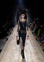 モスキーノ 2023年秋冬コレクション - シュルレアリスムとパンクで表す“歪みのあるドラマ”｜写真2