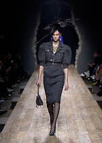 モスキーノ 2023年秋冬コレクション - シュルレアリスムとパンクで表す“歪みのあるドラマ”｜写真21