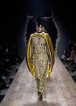 モスキーノ 2023年秋冬コレクション - シュルレアリスムとパンクで表す“歪みのあるドラマ”｜写真47