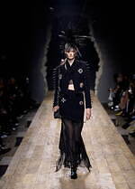 モスキーノ 2023年秋冬コレクション - シュルレアリスムとパンクで表す“歪みのあるドラマ”｜写真26