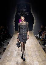 モスキーノ 2023年秋冬コレクション - シュルレアリスムとパンクで表す“歪みのあるドラマ”｜写真23