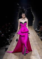 モスキーノ 2023年秋冬コレクション - シュルレアリスムとパンクで表す“歪みのあるドラマ”｜写真44