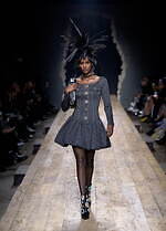 モスキーノ 2023年秋冬コレクション - シュルレアリスムとパンクで表す“歪みのあるドラマ”｜写真27