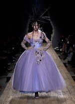 モスキーノ 2023年秋冬コレクション - シュルレアリスムとパンクで表す“歪みのあるドラマ”｜写真36