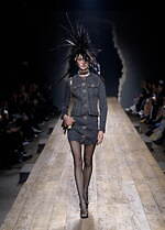 モスキーノ 2023年秋冬コレクション - シュルレアリスムとパンクで表す“歪みのあるドラマ”｜写真25