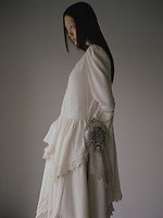 タナカダイスケ23年秋冬新作、レースを飾ったドレス＆クリスタルビジューを配した付け襟｜写真8