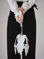 タナカダイスケ23年秋冬新作、レースを飾ったドレス＆クリスタルビジューを配した付け襟｜写真9