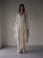 タナカダイスケ23年秋冬新作、レースを飾ったドレス＆クリスタルビジューを配した付け襟｜写真2