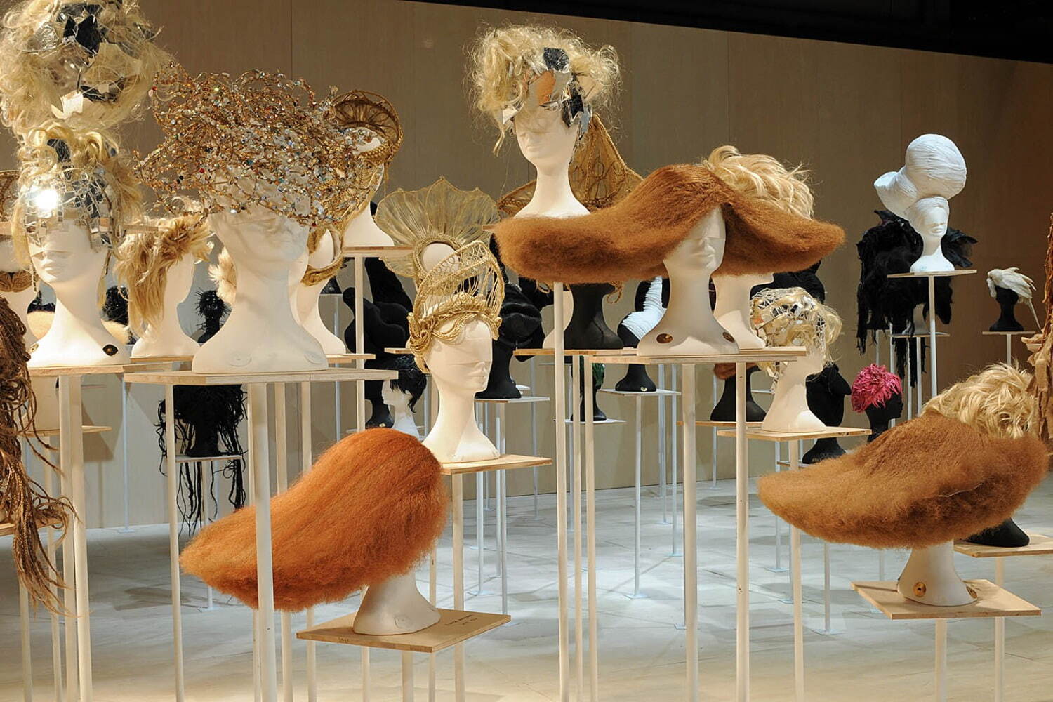 ファッションショー｜ヘアデザイナー加茂克也の展覧会が表参道ヒルズで開催、ヘッドピースを中心に作品約400点を展示