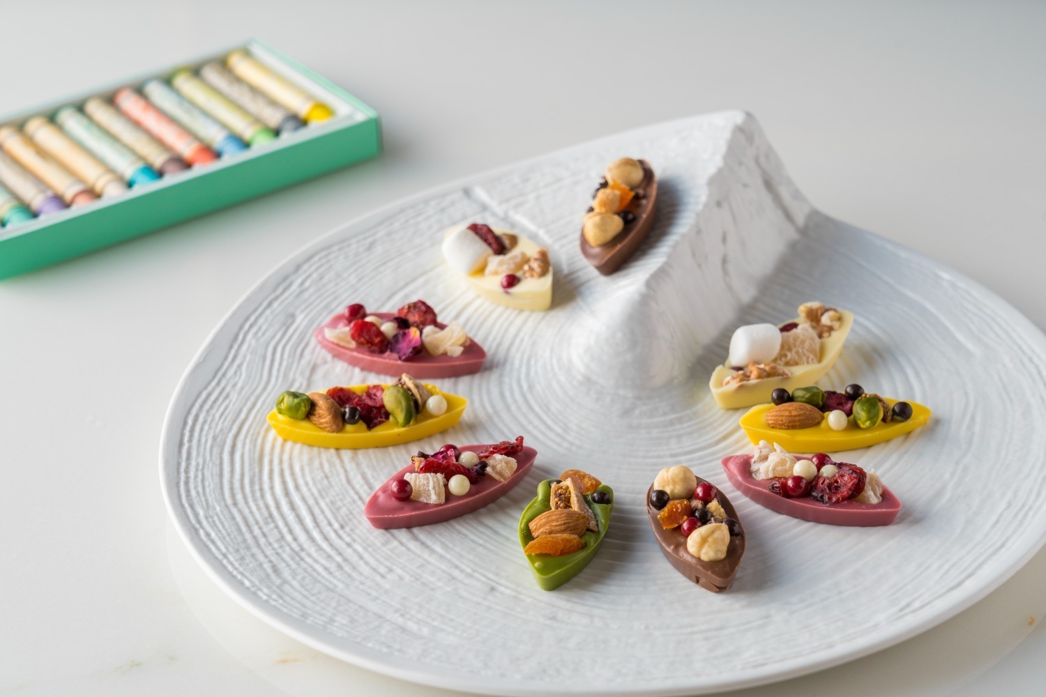 ヒルトン広島23年春スイーツ、カラフルなチョコレートアソート＆真っ赤な“ハート”のショートケーキ