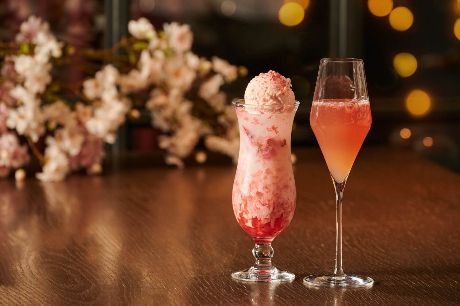 左から)桜とつぶつぶ苺のクリームソーダ 1,100円、桜ロゼ ベリーニ 950円