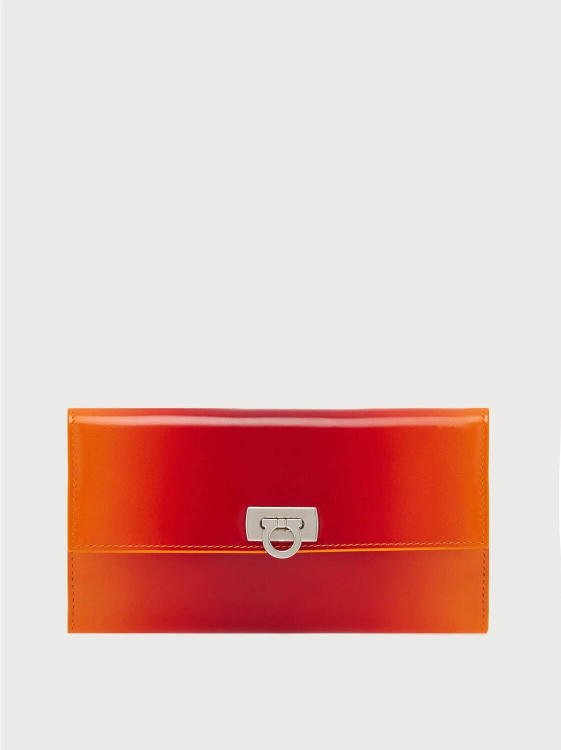 〈フェラガモ〉“夕日”のようなグラデーションカラーの長財布