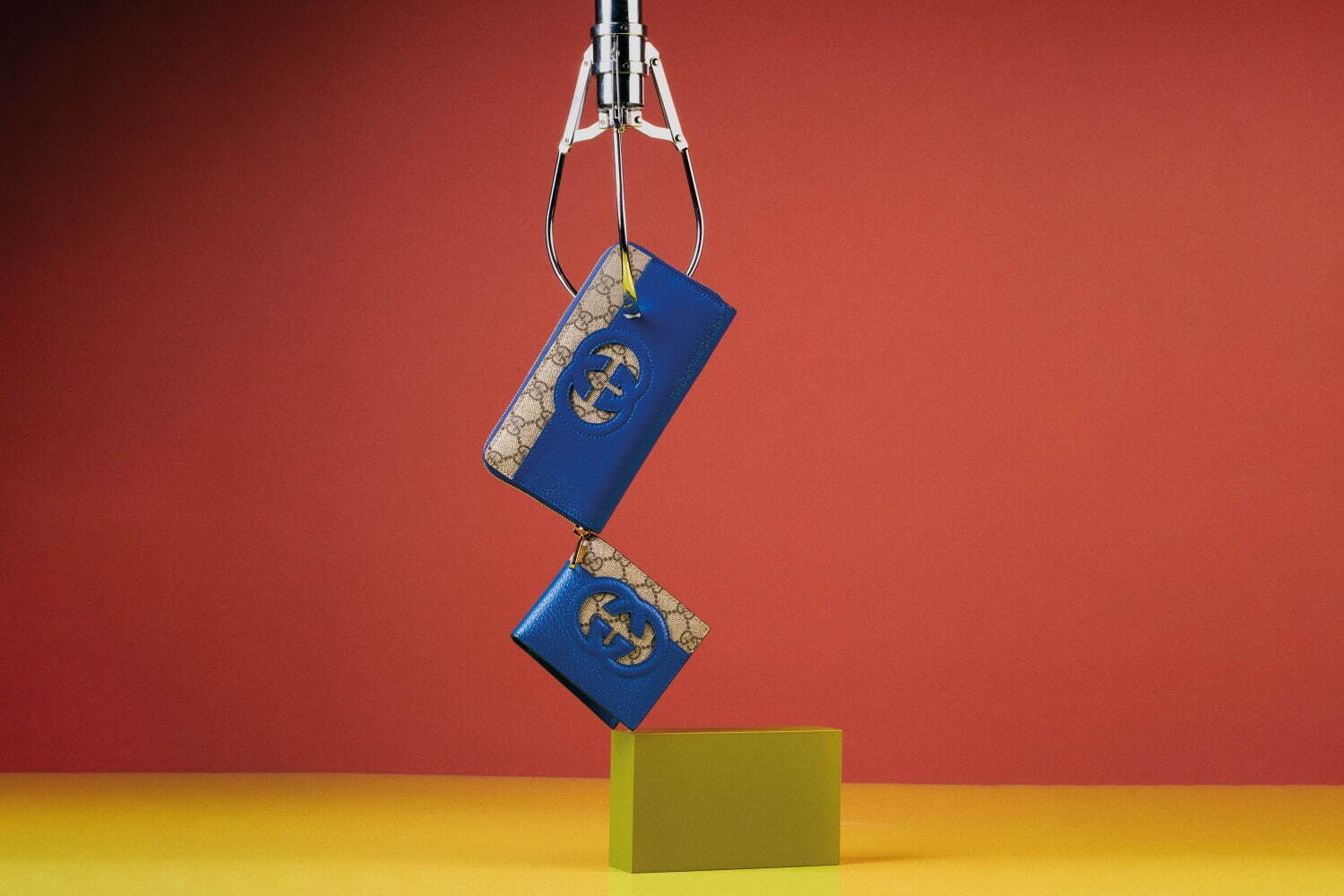 〈グッチ〉“インターロッキングG”配した二つ折り財布